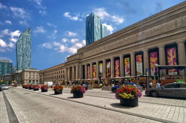 Toronto, Kanada, 5 Ağustos 2022. Renkli Union İstasyonu 'ndan önce güzel, aydınlık bir öğleden sonra