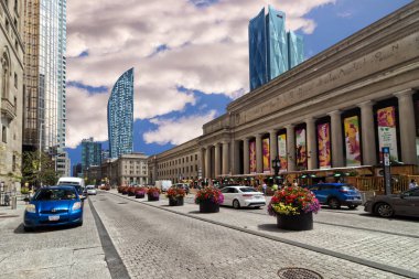 Toronto, Kanada, 5 Ağustos 2022. Güzel Union İstasyonu 'nun önündeki tüm beton dünya