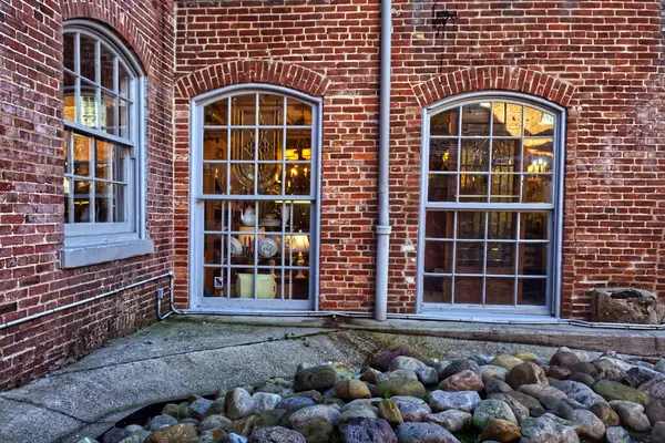 River Rock geleneksel tuğla ve cam mimarisini süslüyor, Laurel, MD, ABD