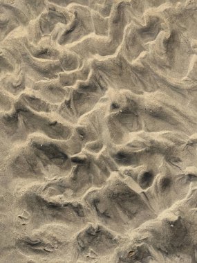 Dalgalar tarafından sabırla oyulmuş kumdaki güzel desenler - Assateague, MD, ABD