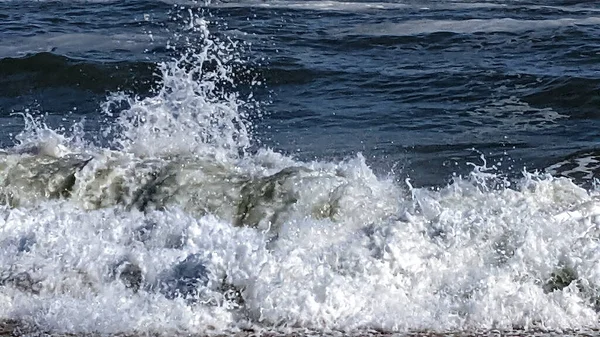 波の活動と衝突する水に焦点を当てる アサテーグ アメリカ — ストック写真