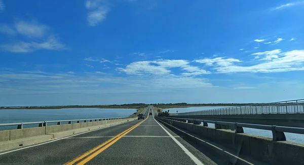 Beautiful Causeway Connecting Mainland Ocean Both Sides Assateague Usa — Stock Photo, Image