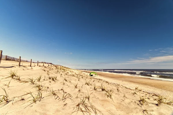Самотній Намет Дуже Яскравий День Пляжі Ассатег Сша — стокове фото