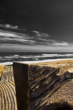 Sakin bir sahilin aksine fırtınalı ve dalgalı denizler - Assateague, MD, ABD