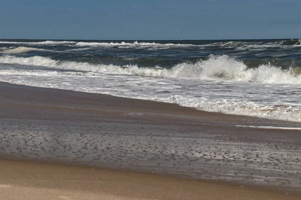 午后阳光下回波的浪花 美国马里兰州 Assateague — 图库照片