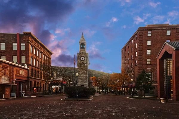 Uzak güneşdeki binaların camlarına yansıyan ışık - Corning, Upstate New York, ABD