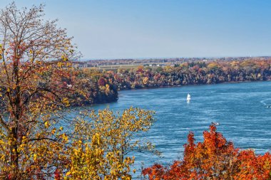 Nehrin ötesindeki bereketli tarım arazisi, Niagara Şelalesi, On, Kanada
