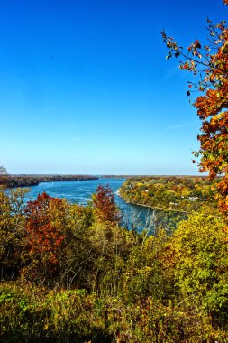 Niagara Nehri kıyısında renkli sonbahar sahnesi, Niagara Şelalesi, ON, Kanada