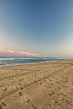 Gün batımından bir saat önce sahilde insan ayak izleri - Ocean City, MD, ABD