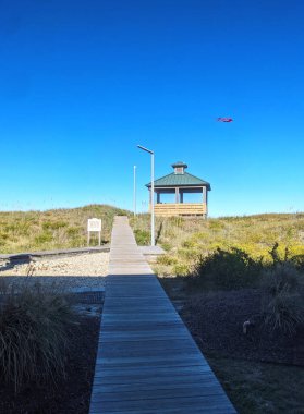 Okyanusa uçurtmalarla giden uzun tahta yol Ocean City, MD, ABD