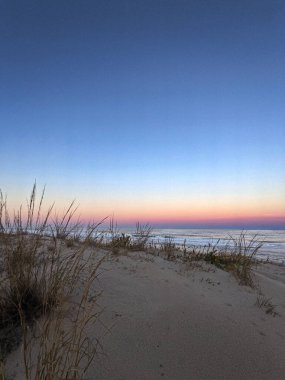 Mükemmel kum, mükemmel günbatımı renkleri, mükemmel doğa - Ocean City, MD, ABD