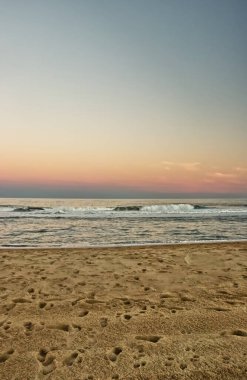 Ufuktaki kırmızı güneş battıkça derinleşiyor - Okyanus Şehri, MD, ABD