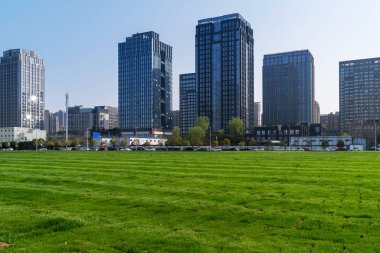 Şangay 'da modern bina geçmişi olan şehir parkı.