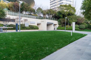 Modern bina yeraltı otoparkı çıkışı.