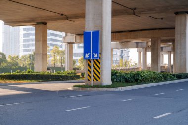 Şehirdeki üst geçidin altında beton yapı ve asfalt yol alanı