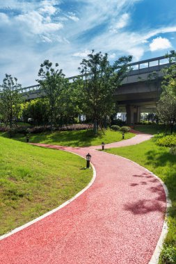 Modern şehirde yürüyüş yolu