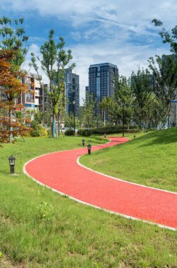 Modern şehirde yürüyüş yolu