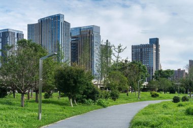 Şangay 'da modern bina geçmişi olan şehir parkı.