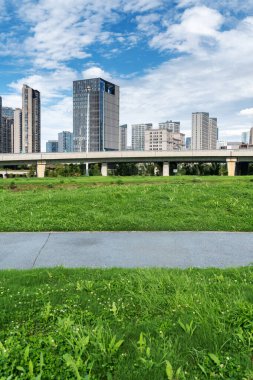 Bahar Parkı ve modern şehir