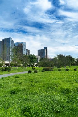 Şangay 'da modern bina geçmişi olan şehir parkı.