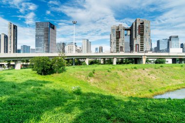 Şangay 'da modern bina geçmişi olan şehir parkı.