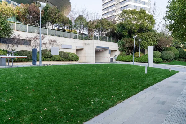 Modern bina yeraltı otoparkı çıkışı.