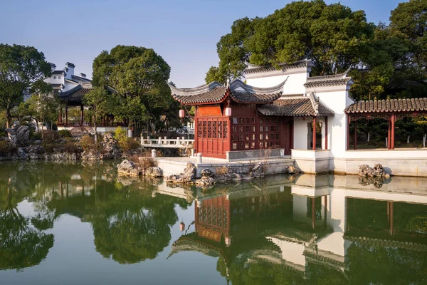 Jiangnan tarzında geleneksel bir bahçe.