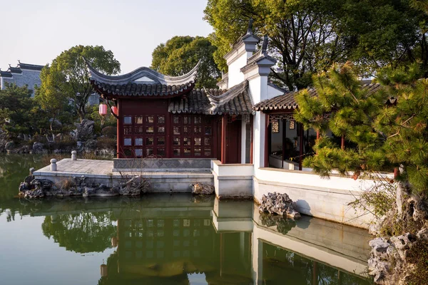 Jiangnan tarzında geleneksel bir bahçe.