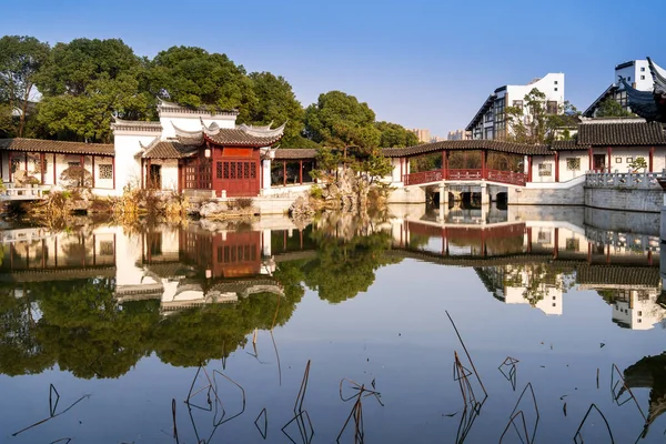 Jiangnan tarzında geleneksel bir bahçe.