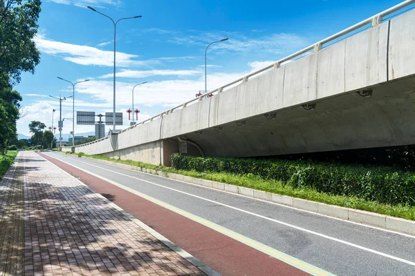Estrutura Concreto Asfalto Espaço Rodoviário Sob Viaduto Cidade — Fotografia de Stock