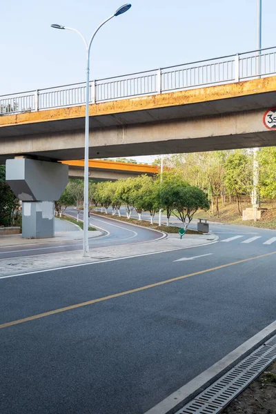 Estrutura Concreto Asfalto Espaço Rodoviário Sob Viaduto Cidade Imagem De Stock