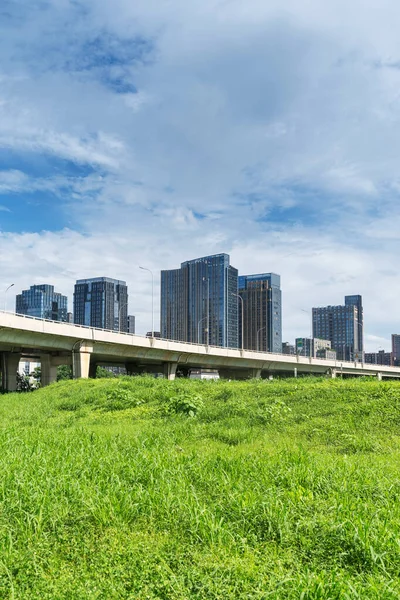 Frühlingspark Und Moderne Stadt Stockfoto