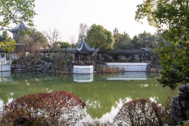 Jiangnan tarzında geleneksel bir bahçe.