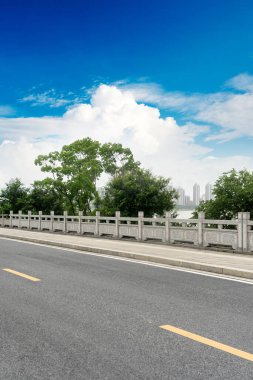 Şehirdeki boş şehir yolu ve binalar