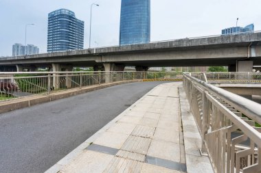 Otoyol ve viyadük mavi bulutların altında