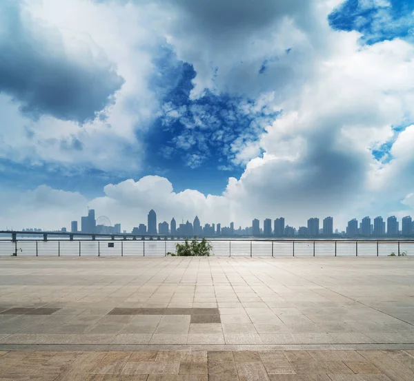 Modern şehrin boş, modern meydanı ve gökdelenleri