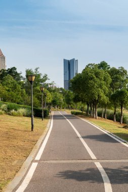 Şehirdeki boş şehir yolu ve binalar