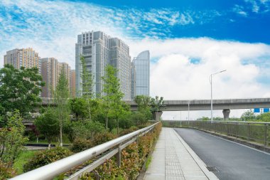 Otoyol ve viyadük mavi bulutların altında