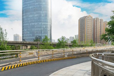 Otoyol ve viyadük mavi bulutların altında