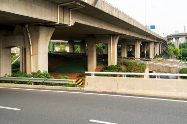 Otoyol üst geçidi modern şehrin ufuk çizgisi arkaplanı