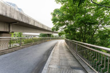 Otoyol ve viyadük mavi bulutların altında