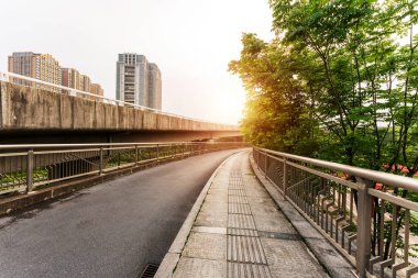 Otoyol ve viyadük mavi bulutların altında
