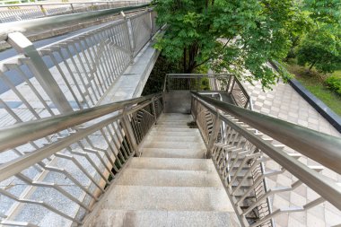 Modern bir binanın korkuluk ve merdivenlerinin detaylarını kapat.