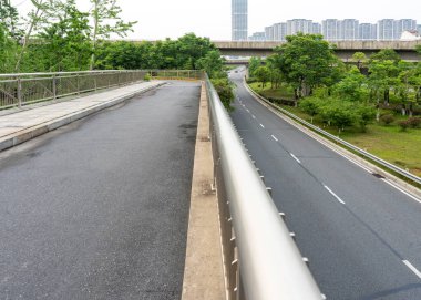 Otoyol üst geçidi modern şehrin ufuk çizgisi arkaplanı