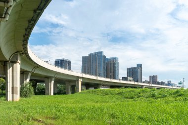 Şehrin gündüz görüntüsü ufuk çizgisi