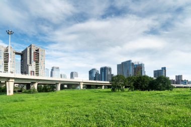 Şehrin gündüz görüntüsü ufuk çizgisi