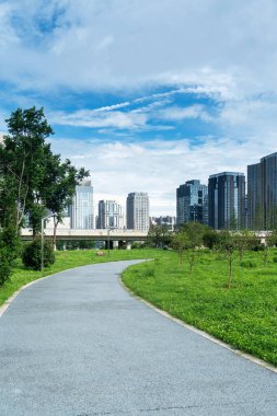 Bahar Parkı ve modern şehir