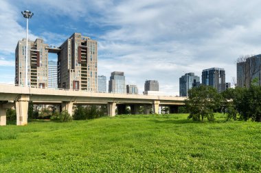 Şangay 'da modern bina geçmişi olan şehir parkı.