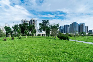 Şangay 'da modern bina geçmişi olan şehir parkı.