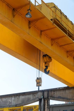 Vinç kancası çok büyük bir vinç arka planına sahip.